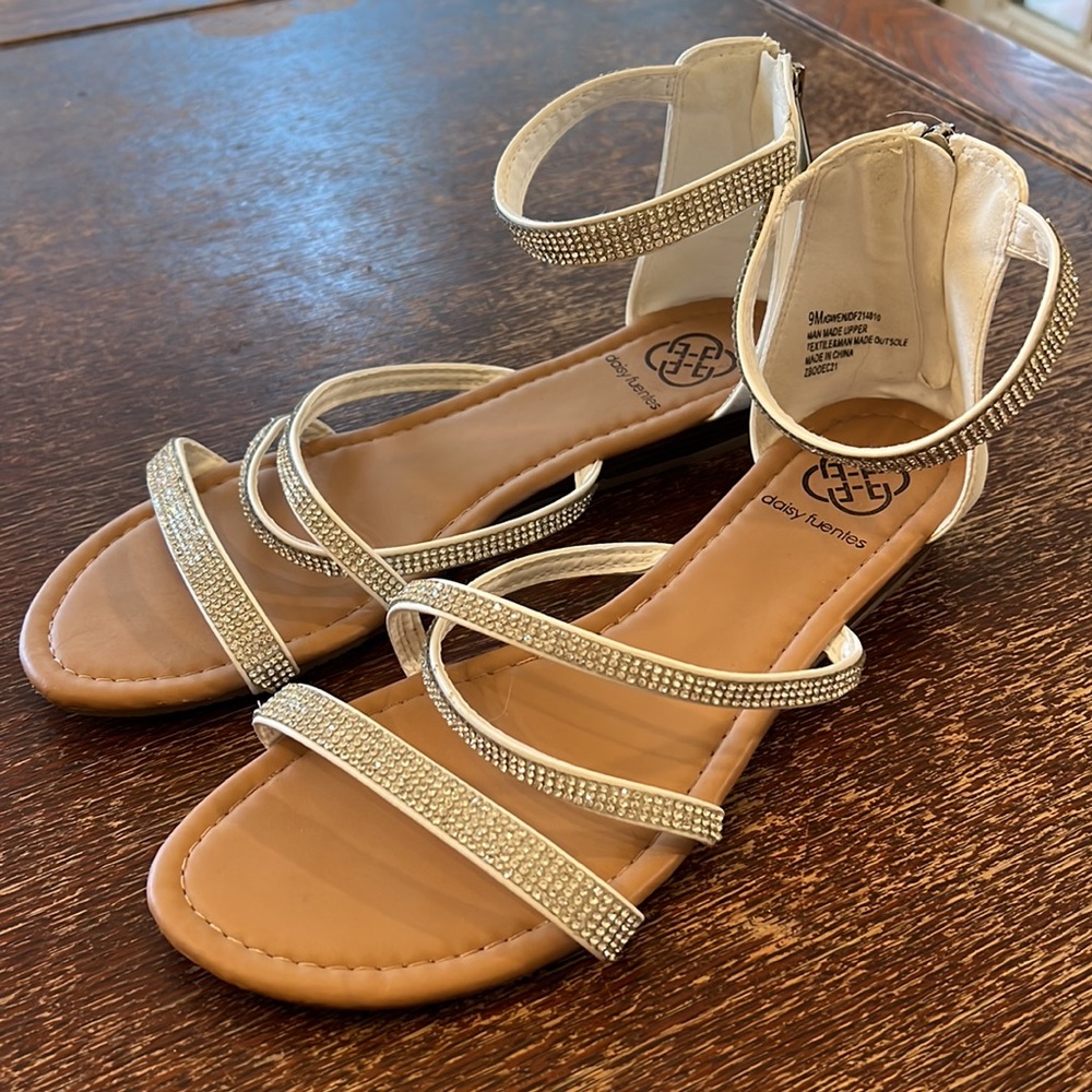 Daisy Fuentes size 9 white and stone Sandler in good condition.